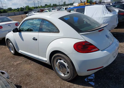 2015 Volkswagen Beetle 1.8T Classic z USA, uszkodzony, nr VIN 3VWF17AT5FM653676